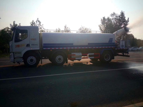 工地上用的灑水車 工地上用的灑水車