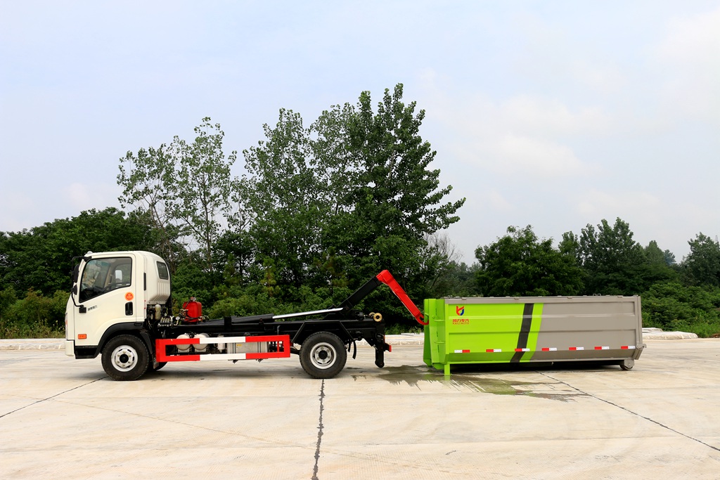 大運(yùn)勾臂垃圾車(chē)