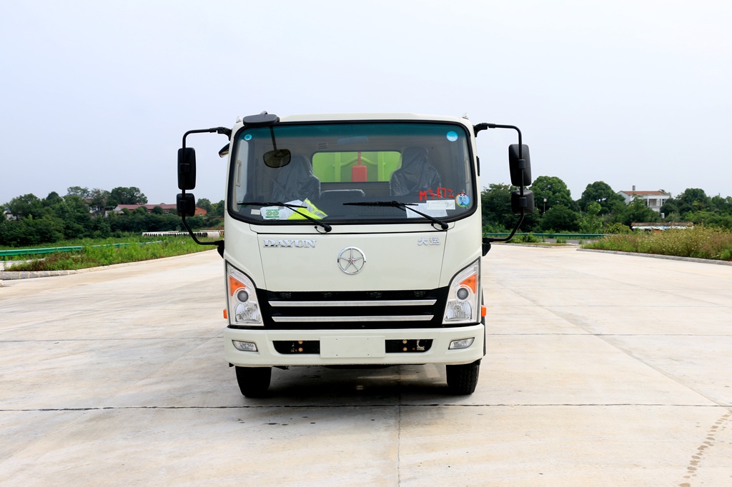 大運(yùn)勾臂垃圾車(chē)