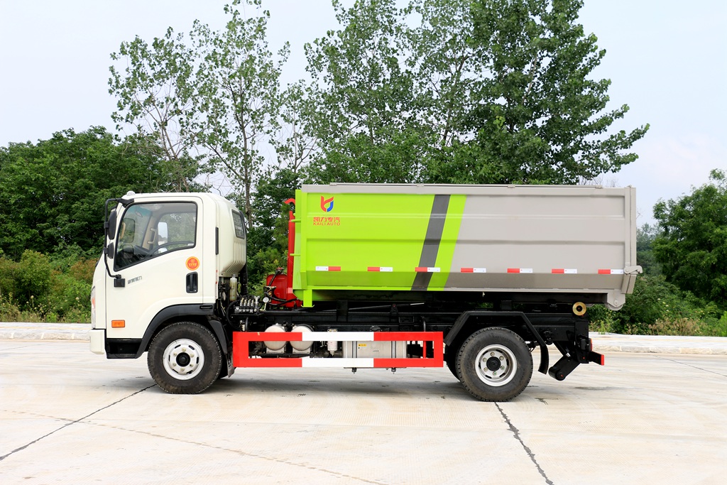 大運(yùn)勾臂垃圾車(chē)