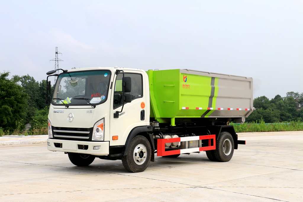 大運(yùn)勾臂垃圾車(chē)