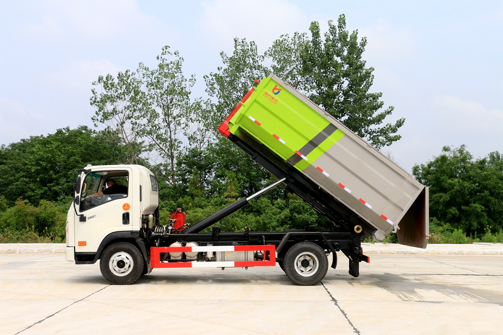 大運(yùn)勾臂垃圾車(chē)