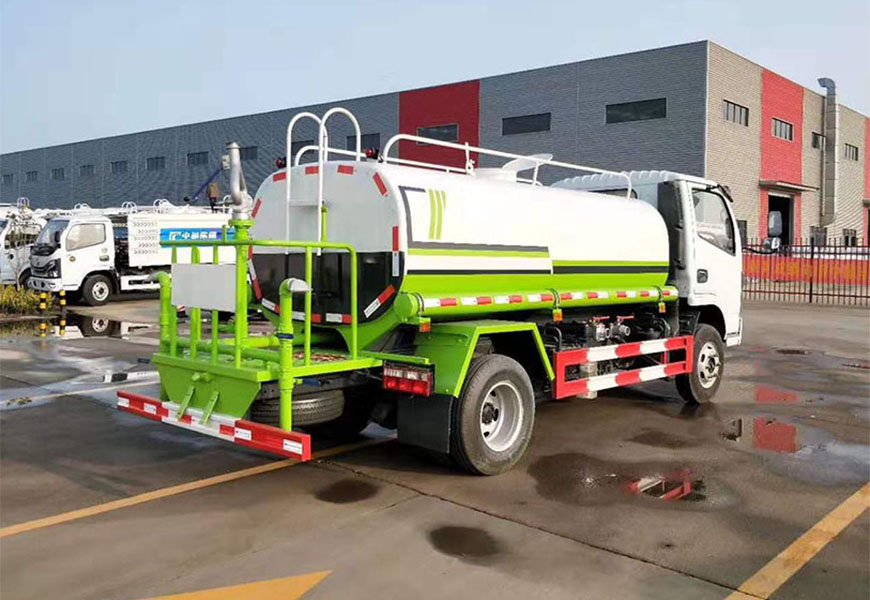 東風福瑞卡5方灑水車后方展示圖